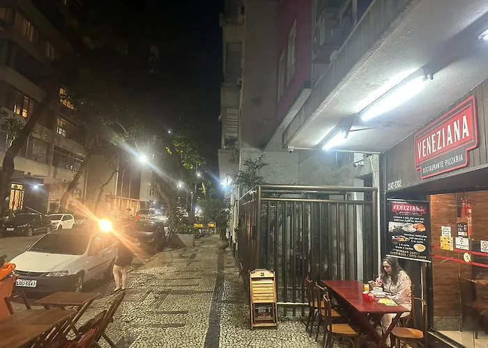 Copacabana Leme, a uma quadra da praia e ótima localização Rio de Janeiro